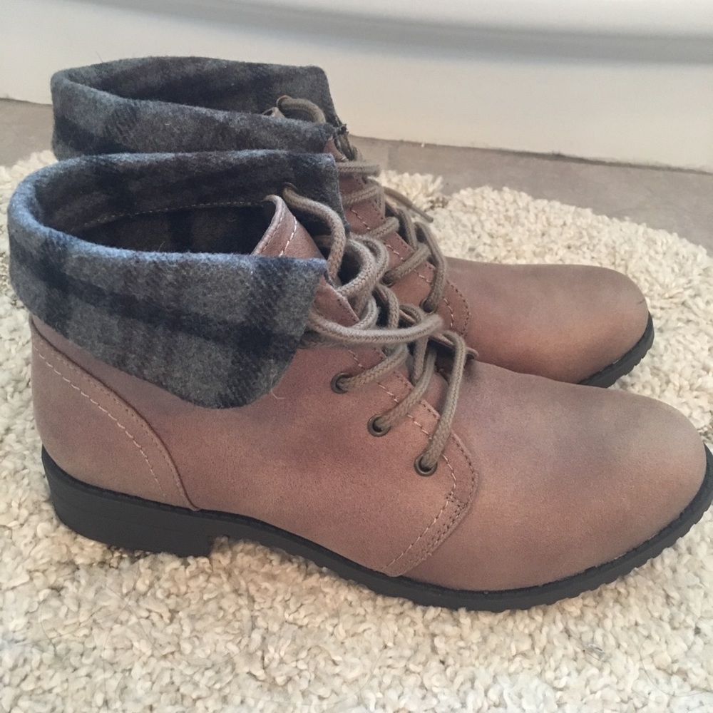 White Mountain plaid boots